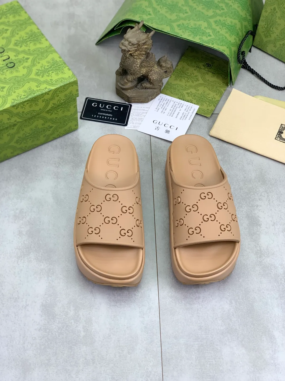 Men's Men's Shoes 💰P300💰[New Style] High Version 🎁🎁🎁 GUCCI New Year of the Snake casual slippers, original official website, perfect workmanship, transmitting a kind of noble luxury, sublimating its definition of luxury in Gucci's high-end extraordinary craftsmanship. Original Gucci double G combination outsole, code number: 35-46, complete package